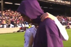 赛后谢场时芒特安慰送点自责的约罗👍